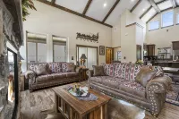 Longhorn Lodge - Private Swimming Pool & Hot Tub, Pool Table - Pet Friendly!