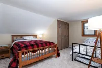 Spacious 5-bedroom chalet with AC and WiFi in charming Chester - Chalets
