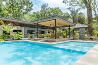 New Luxury Villa in central Guiones - walk to the beach, large pool & parking - 別墅