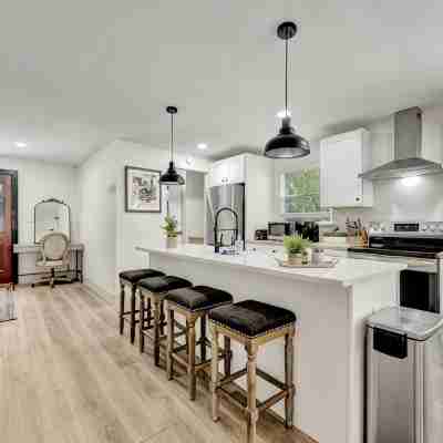 Hot Tub Gem ~ Stylish, Cozy & 6 mins to Downtown ~ Fast Wifi Others