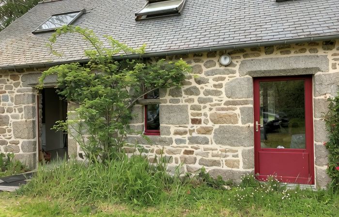 Traditional Breton farmhouse with garden, wood-burning stove and sauna