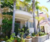 Spacious Contemporary Style Lower Guest Apartment, Private Entry, Walk To Beach!