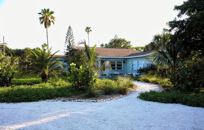 Stylish, and Relaxing in a Charming Neighbourhood with a Secluded Local Beach.