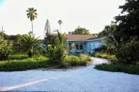 A Sea of Tranquility in a Charming Neighbourhood with a Secluded Local Beach. - Wifi
