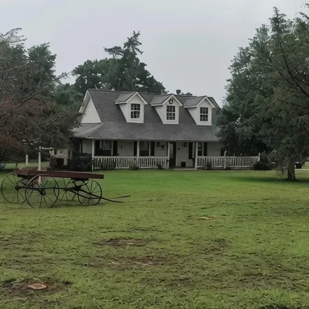 Rustic getaway on 3 acres - Only minutes from TEXS A&M University.