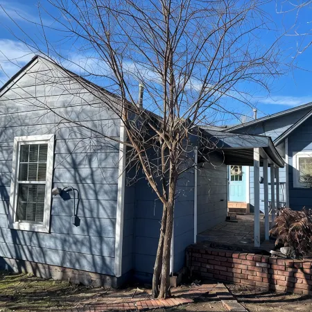 Newly renovated cozy cottage, located in the backyard of my home.