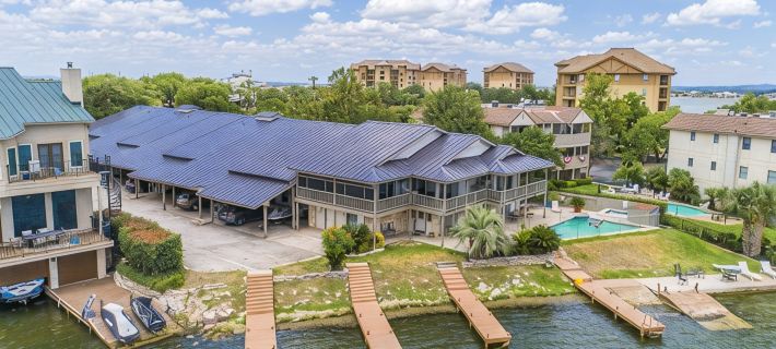 Luxury condo, DISCOUNTED RATES…steps to Lake, sleeps 10, near Yacht Club! Hotels in Llano County