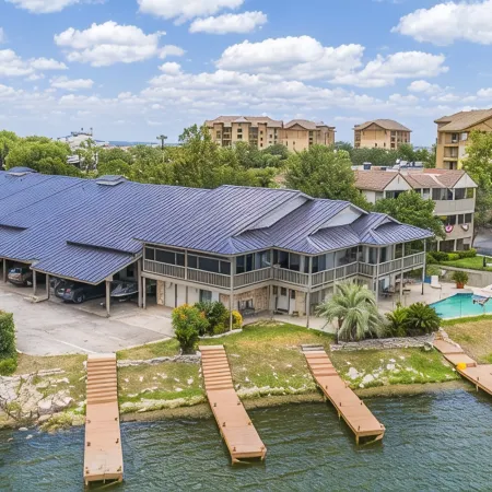 Luxury condo, DISCOUNTED RATES…steps to Lake, sleeps 10, near Yacht Club!