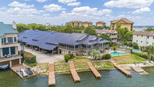 Luxury condo, DISCOUNTED RATES…steps to Lake, sleeps 10, near Yacht Club!
