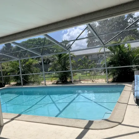 CAPTAIN’S QUARTERS Tropical pool house. Airport, Beaches, Usssa sports complex