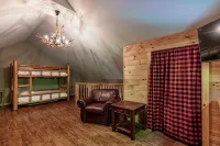 Cabin Close to Town, Private Beach, Parking & Hot Tub