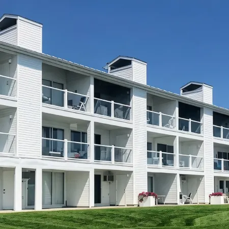 Lake Charlevoix/King/Queen/2 Bed/2 Bath Condo/Town/Beach/Pool