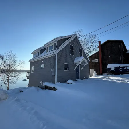 Coveside! Designer decor, waterfront, AC, 2 Bedroom in Harpswell.