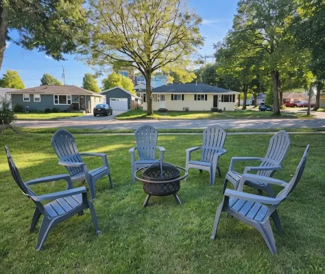 Lisa’s Lambeau Leap! 1 Block to Lambeau! Large Driveway, Patio & Party Garage - 4つ星