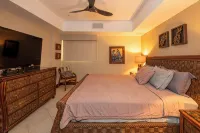 10th Floor Beachfront Luxury Condo Bayview Grand - Homestays