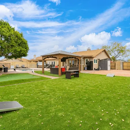 Prime Location HotTub/ Pool/ Outdoor Kitchen Spring training Clean and Safe. Отели рядом с достопримечательностью «Стадион «Стейт Фарм»»