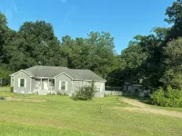 Spacious 3 Bedroom Home 1 Acre Unlimited Fast wifi Hotel di West Feliciana Parish
