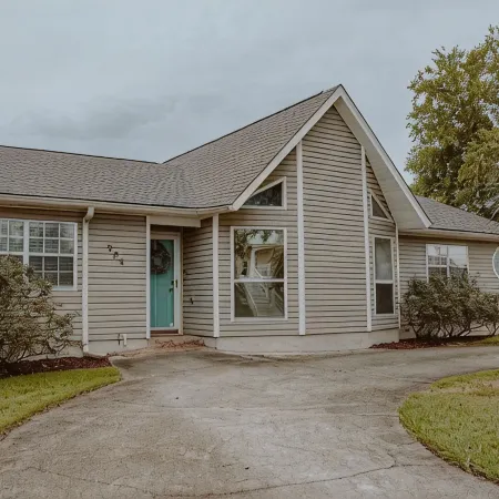 Beautiful 5bd/3ba in Gulf Breeze, Heated Private Pool & Pet Friendly!