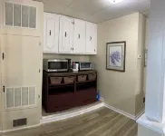 2-bedroom Carriage House in downtown Topeka - AC  high speed Wi-Fi & parking