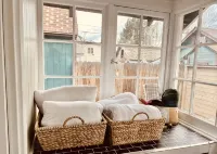 Historic 1917 Cottage by the River, Walkable to All of Downtown Bend! - Balkoner