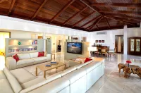 Direct Beachfront 6 BDR/en-suite /maid included. Excellent service. Rare gem (O) - Homestays