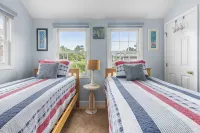 Beautiful waterfront property and steps away from multiple beaches - Wi-Fi