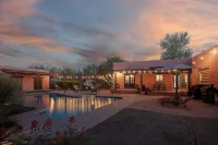 Luxe Guest House with Hot Tub + Pool - Holiday bungalows