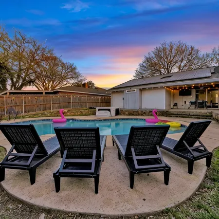 Luxury Escape - Pool, Hot Tub, Arcade, Games, BBQ & Outdoor Lounge!