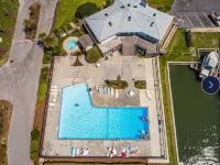 Newly Renovated- Oceanfront Condo Queen’s Grant - WiFi, Pool, Boat Ramp & Dock - プール