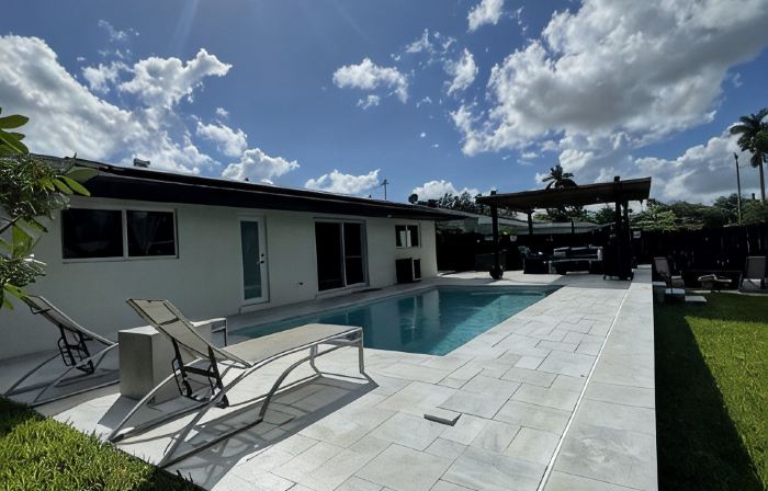 Modern lakeside pool home near hardrock and fll airport