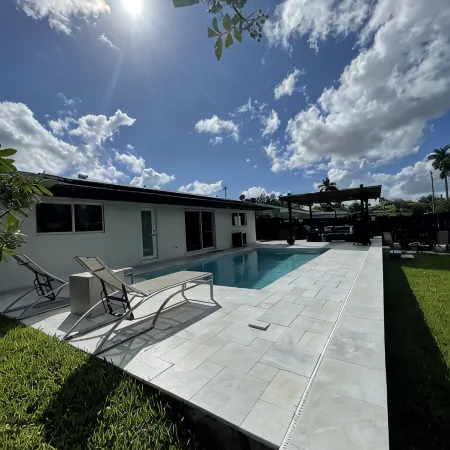 Modern lakeside pool home near hardrock and fll airport