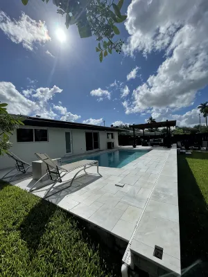 Modern lakeside pool home near hardrock and fll airport