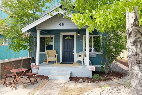 Historic 1917 Cottage by the River, Walkable to All of Downtown Bend! - Balkoner