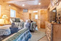 Woodlands Lodge-Charming 3-bedroom cabin in phenomenal Lake George - ชาเลต์