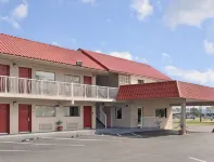 沃爾頓堡灘速8飯店 - 停車場