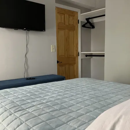 Cute Apt w/ Parking & W/D!