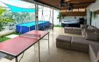 Family Fun/5 Min Airport & Beach/Jacuzzi, BBQ/Kids Pool,Ping Pong /Solar Panels - Private Pools