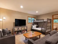 Modern Cabin | New Hot Tub · Sauna · EV Charger Hotels in Glacier