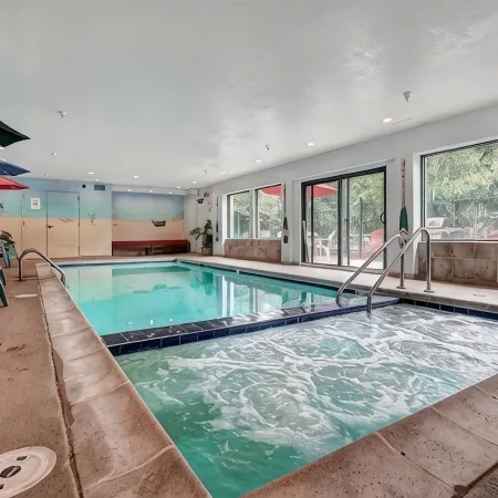 Freshly Remodeled Keystone Studio, Heated Pool, Hot tub, Walk to Gondola!