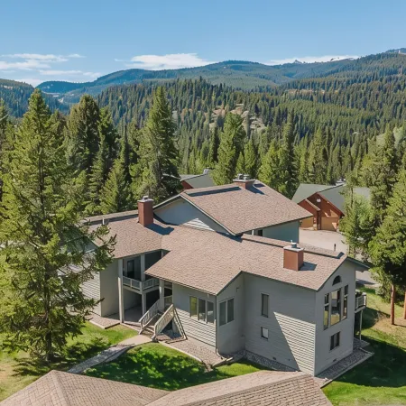 Amazing Views, Large Balcony, Hot Tub & Sauna, 3 beds, Cozy Condo in Big Sky!