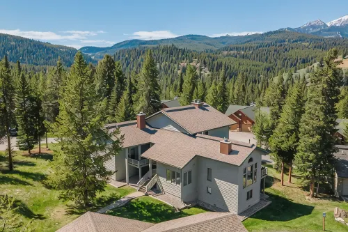 Amazing Views, Large Balcony, Hot Tub & Sauna, 3 beds, Cozy Condo in Big Sky!