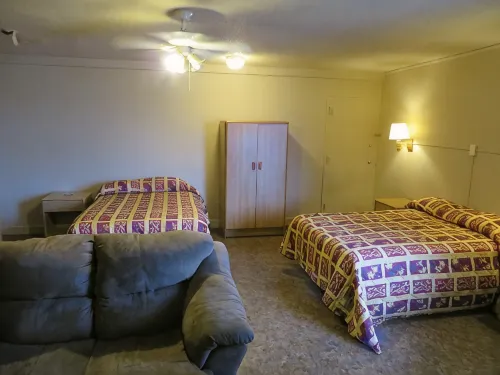 Budgetel Inn and Suites - Louisville - parking