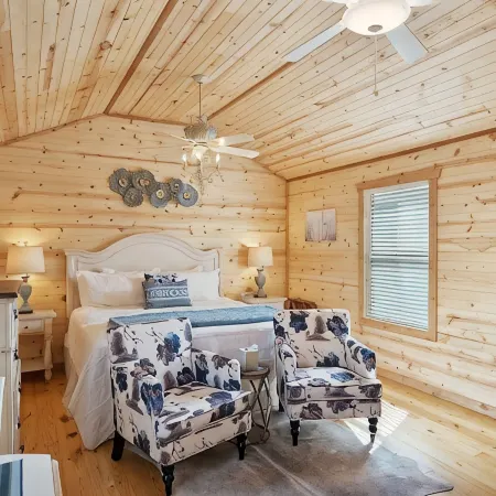 Fancy Cabin Right on Main St!