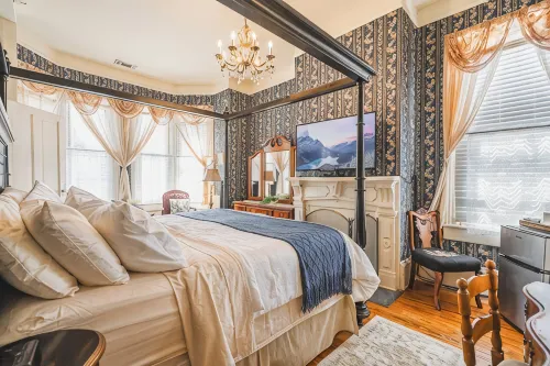 Historic landmark 4-bed 4 bath house in marvelous Savannah with free parking!