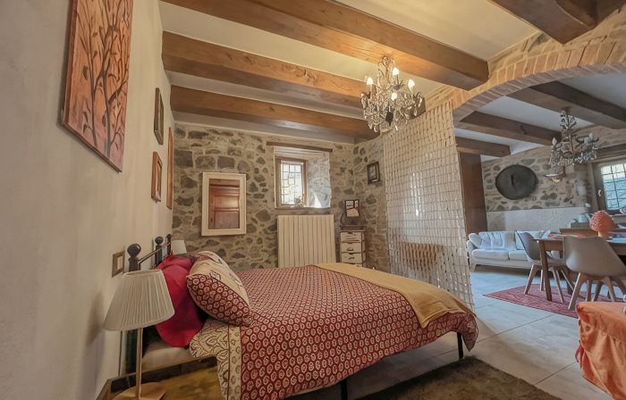 Loft with flowered courtyard in Val d'Orcia Radicofani