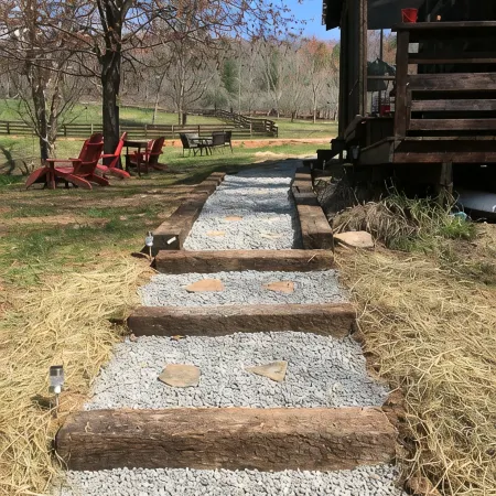 Romantic cabin on horse farm just 6 miles away from historic downtown Dahlonega, Отели в г. Лампкин