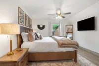Cedar & Sky—Ozarks Hideaway - Hytter