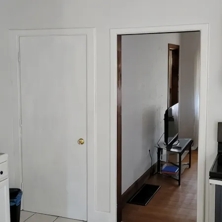 Spacious 4-bedroom condo with AC and WiFi in charming Enfield