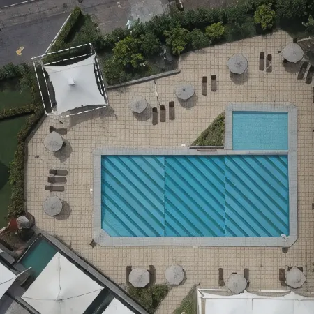 Fiesta Bahia Hotel Отели рядом с достопримечательностью «Парк аттракционов Блу-Кост»