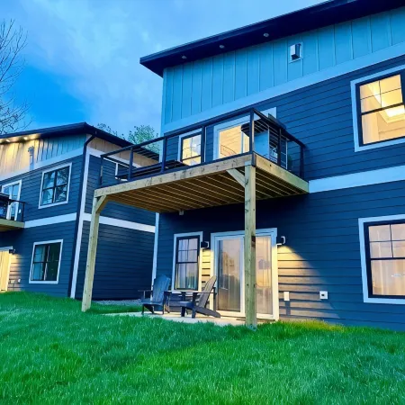 New Shoreline Home | Waterfront |  Sauna | Views | Dogs | Trail Access